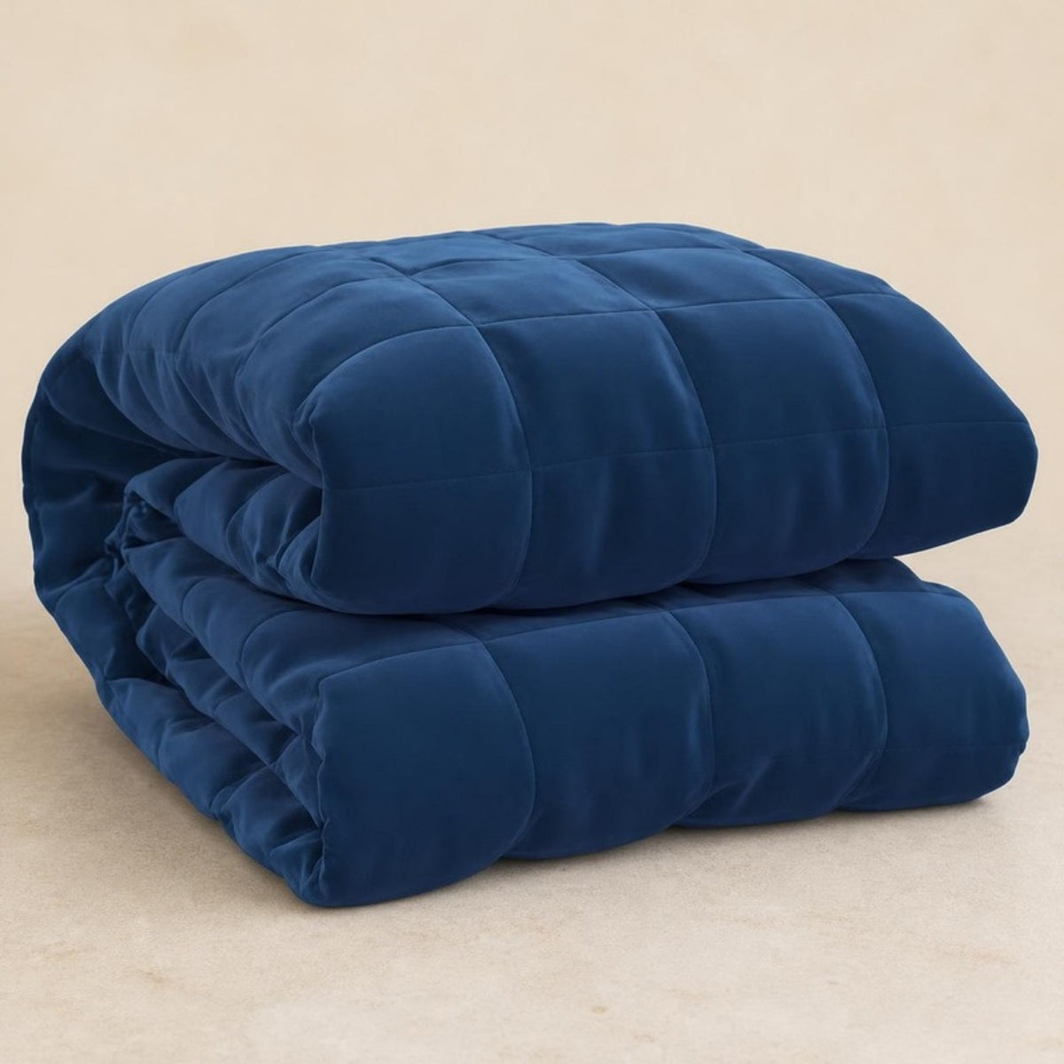 Couverture lestée bleue pliée