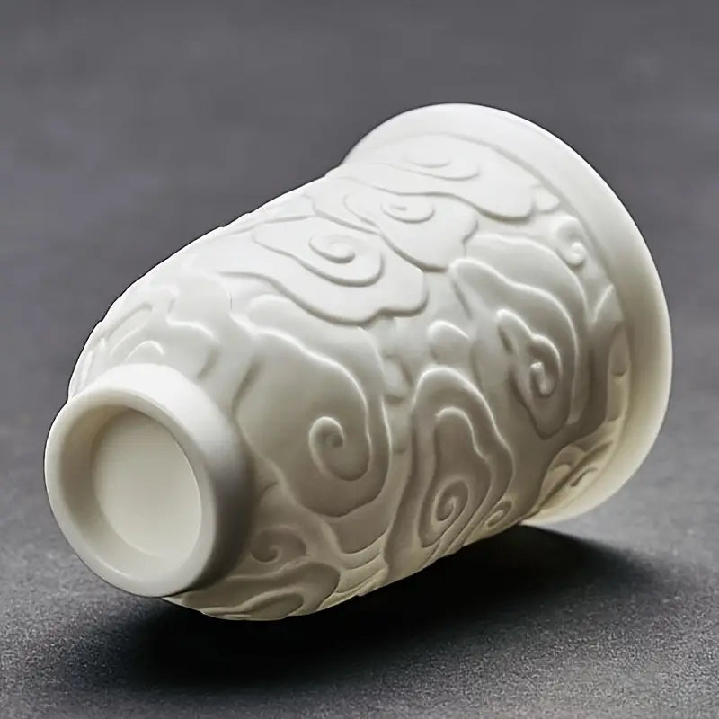 Tasse à Thé en Porcelaine Blanche avec Motif Nuageux Moiré – Élégance & Artisanat