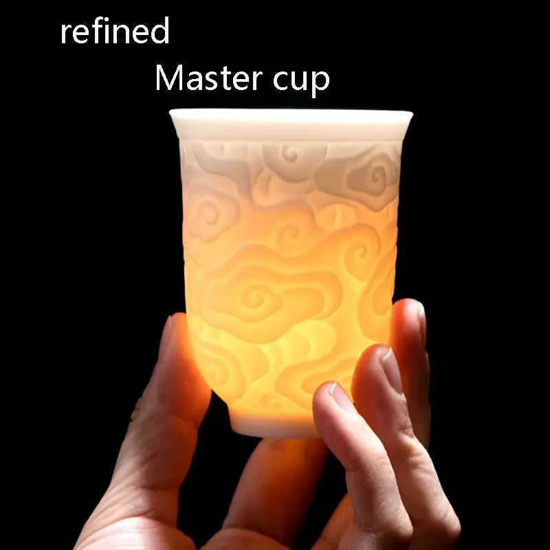 Tasse à Thé en Porcelaine Blanche avec Motif Nuageux Moiré – Élégance & Artisanat