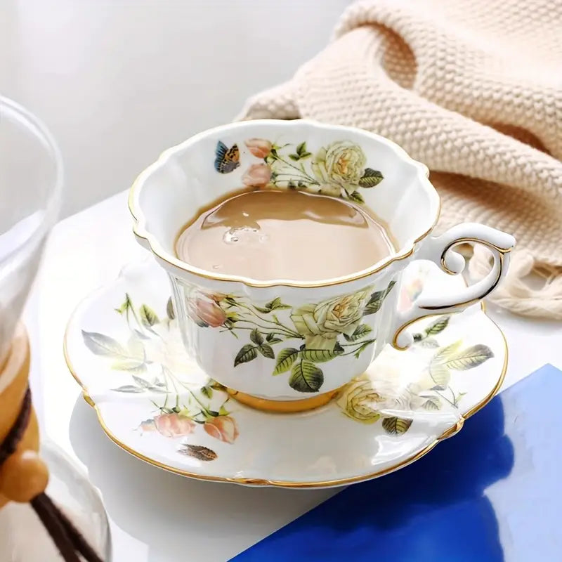 Élégance Classique – Tasse à Café et Soucoupe en Porcelaine d’Os | Motif Floral