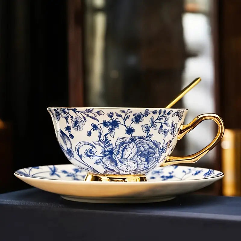 Ensemble Tasse & Soucoupe en Porcelaine d’Os – Motif Floral Bleu & Blanc