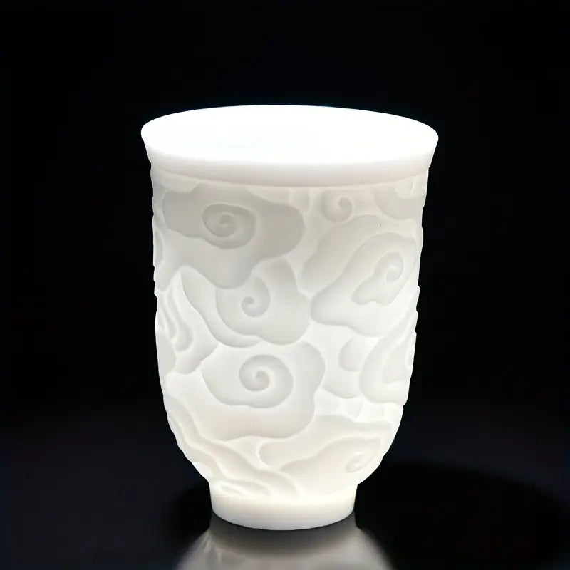 Tasse à Thé en Porcelaine Blanche avec Motif Nuageux Moiré – Élégance & Artisanat