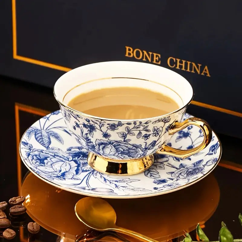 Ensemble Tasse & Soucoupe en Porcelaine d’Os – Motif Floral Bleu & Blanc