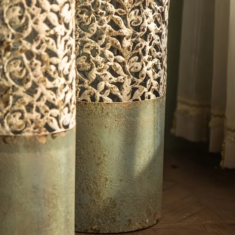 Vase en Fonte Vintage – Cylindrique, Sol au Plafond