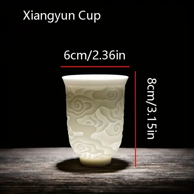 Tasse à Thé en Porcelaine Blanche avec Motif Nuageux Moiré – Élégance & Artisanat