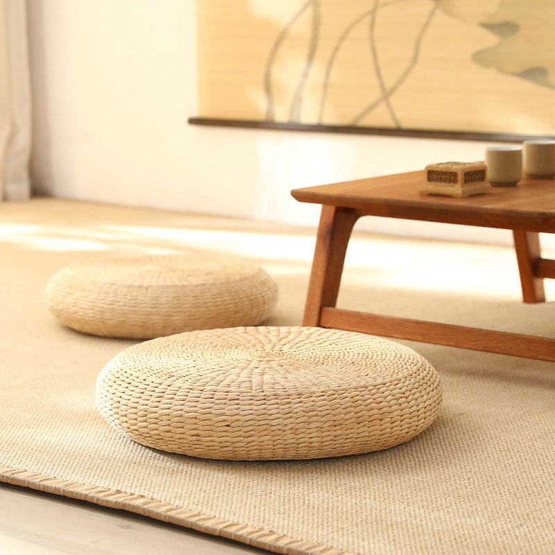 Rundes Kissen im japanischen Stil aus Naturstroh – Eleganz und Ruhe