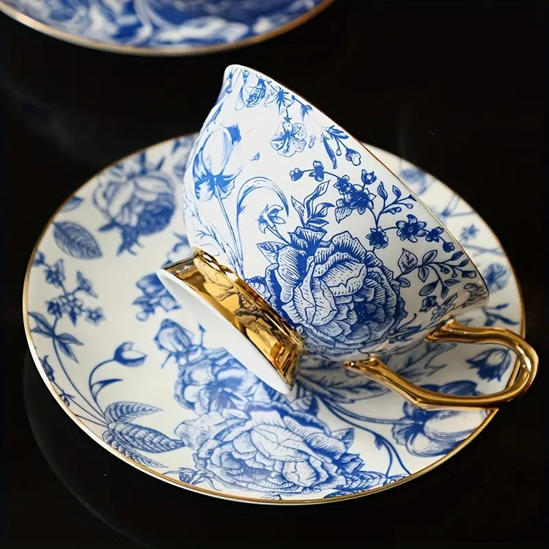 Ensemble Tasse & Soucoupe en Porcelaine d’Os – Motif Floral Bleu & Blanc