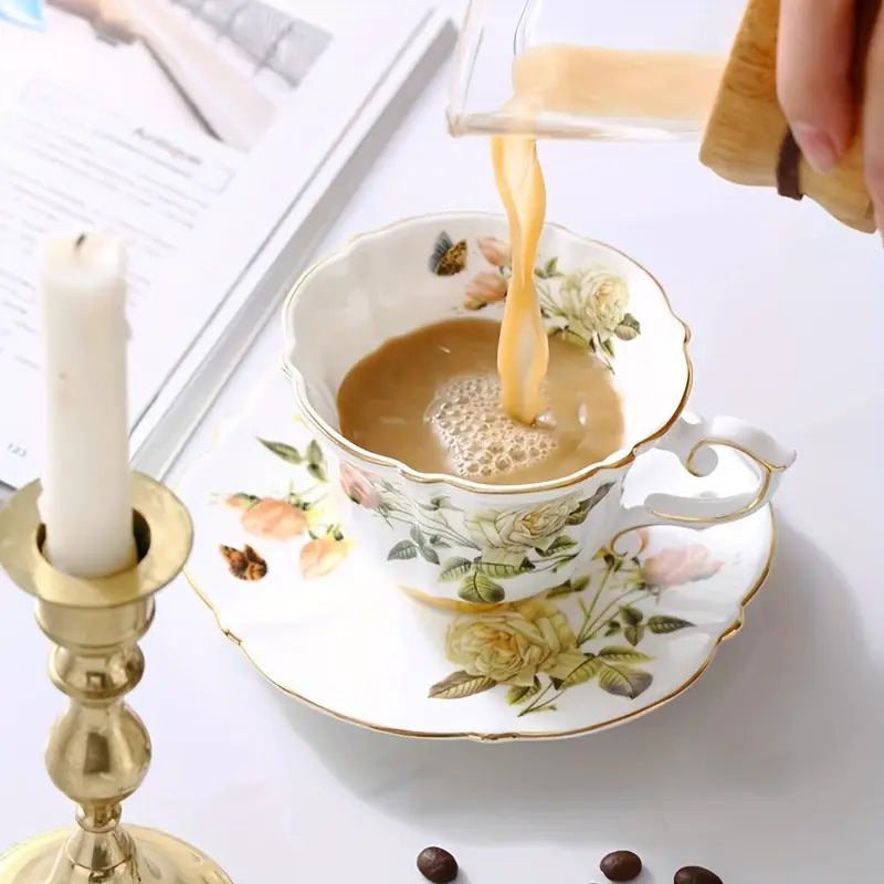 Élégance Classique – Tasse à Café et Soucoupe en Porcelaine d’Os | Motif Floral