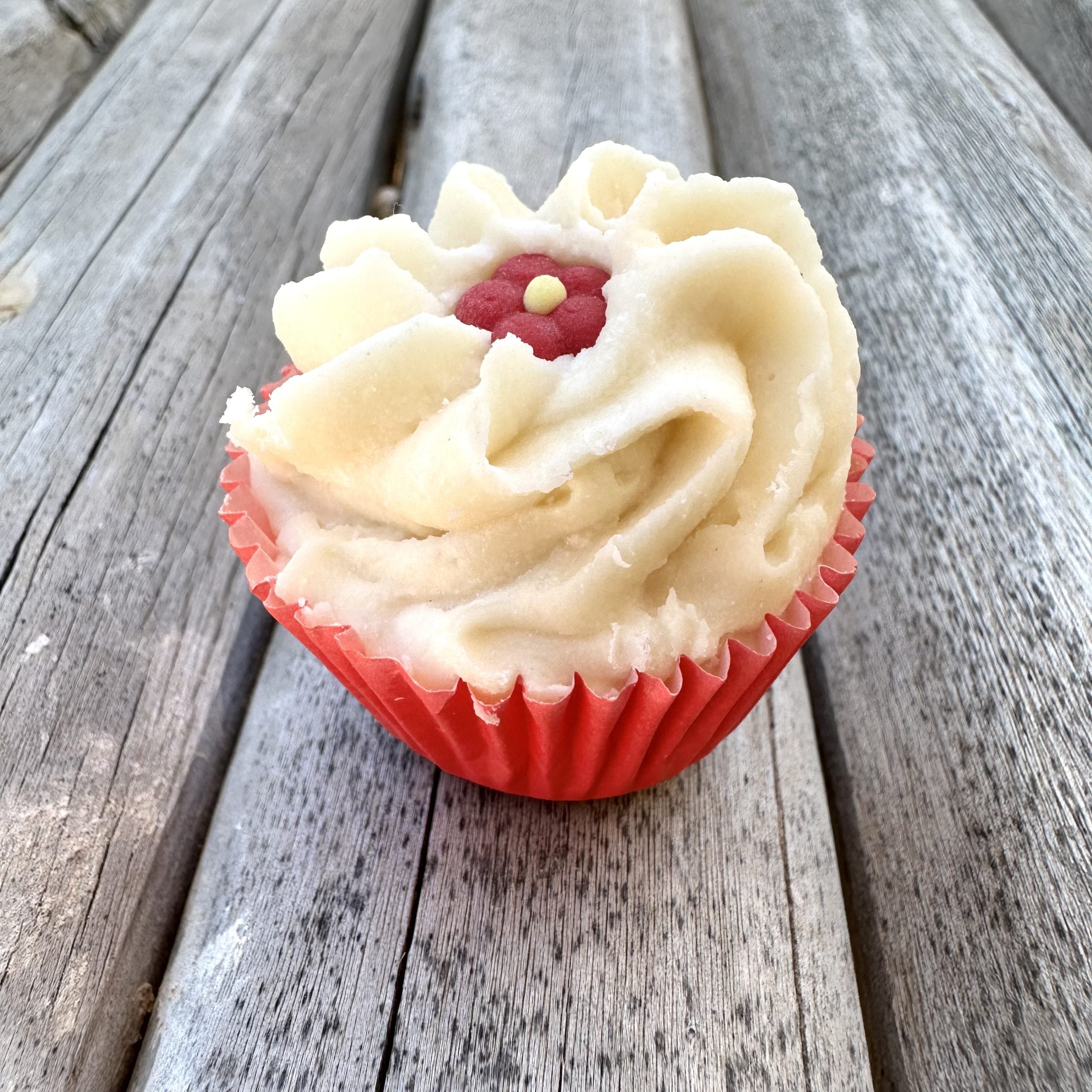 Fondant cup cake with organic cocoa and shea butter 55 g Strawberry - Savonnerie de Bornes