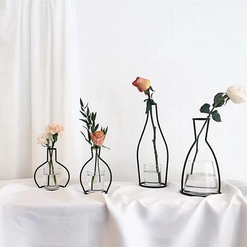 Vase en Fer Rétro – Élégance Sculpturale au Cœur de Votre Décor