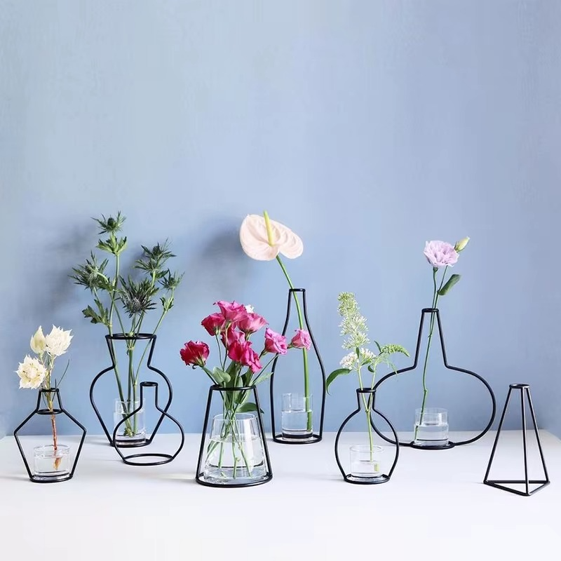 Vase en Fer Rétro – Élégance Sculpturale au Cœur de Votre Décor