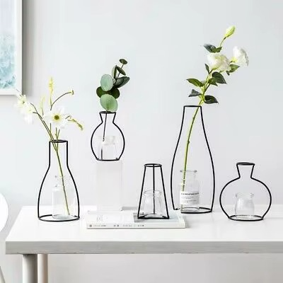 Vase en Fer Rétro – Élégance Sculpturale au Cœur de Votre Décor