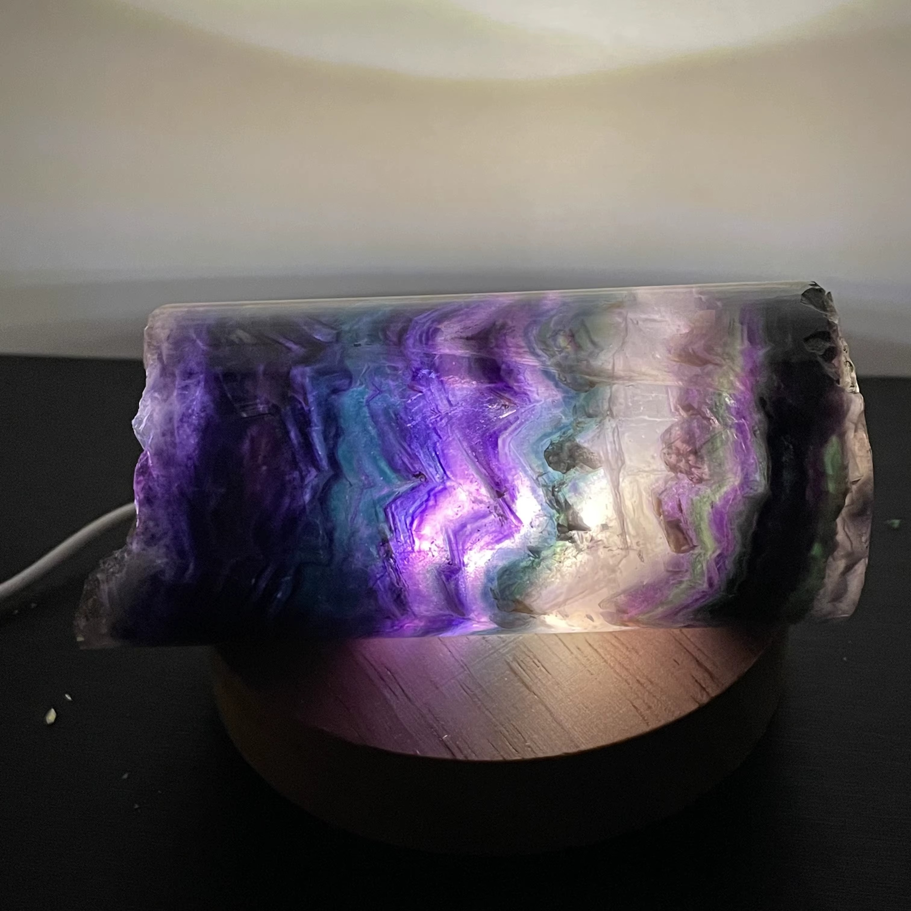 Lampe en Fluorite Arc-en-ciel Naturelle – Élégance Minérale & Énergie Lumineuse