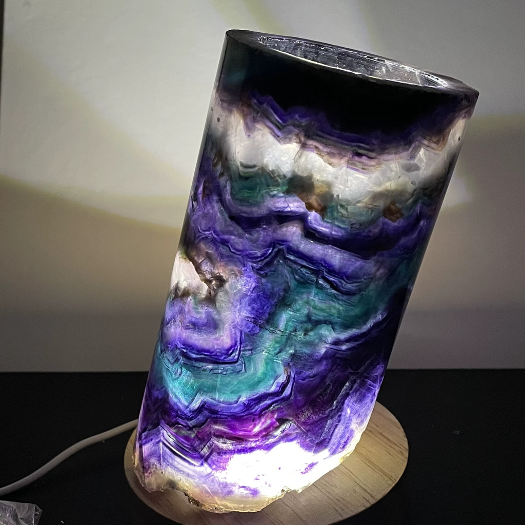 Lampe en Fluorite Arc-en-ciel Naturelle – Élégance Minérale & Énergie Lumineuse