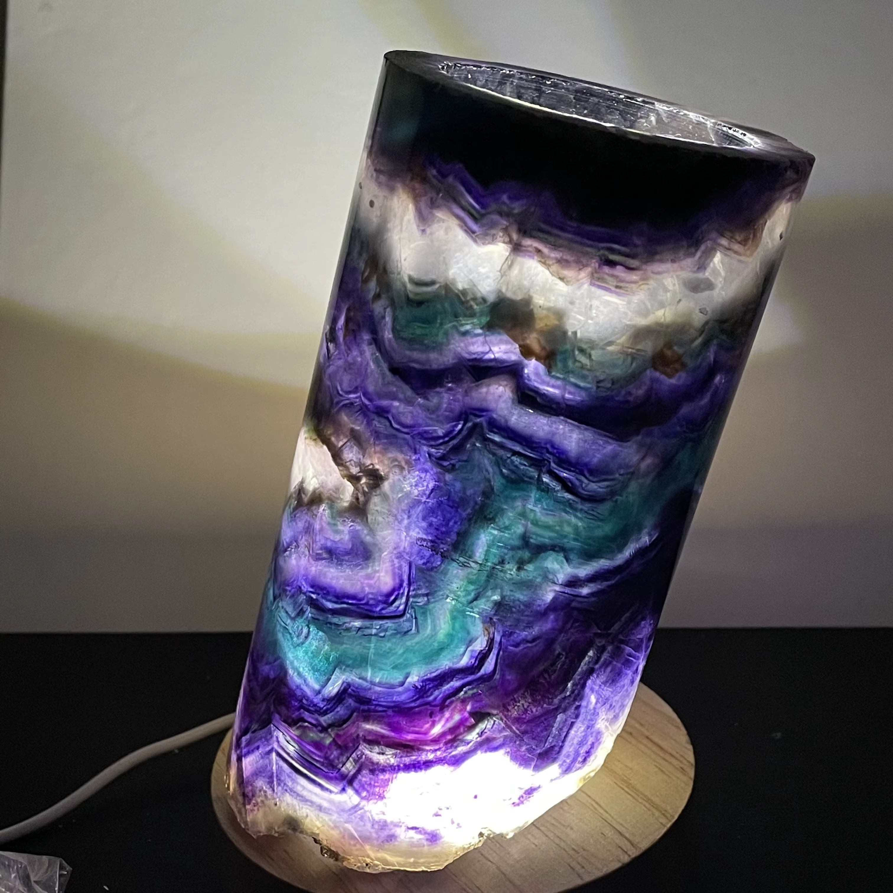 Lampe en Fluorite Arc-en-ciel Naturelle – Élégance Minérale & Énergie Lumineuse
