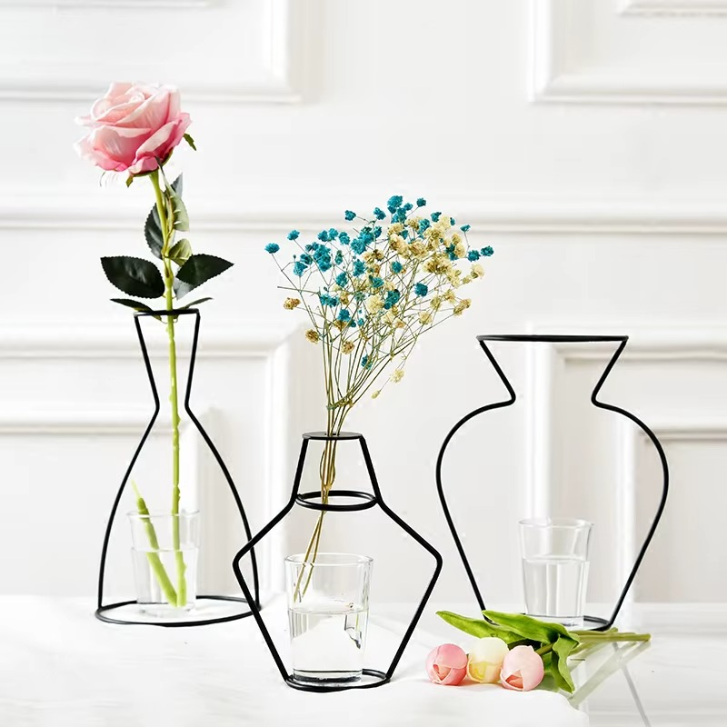 Vase en Fer Rétro – Élégance Sculpturale au Cœur de Votre Décor