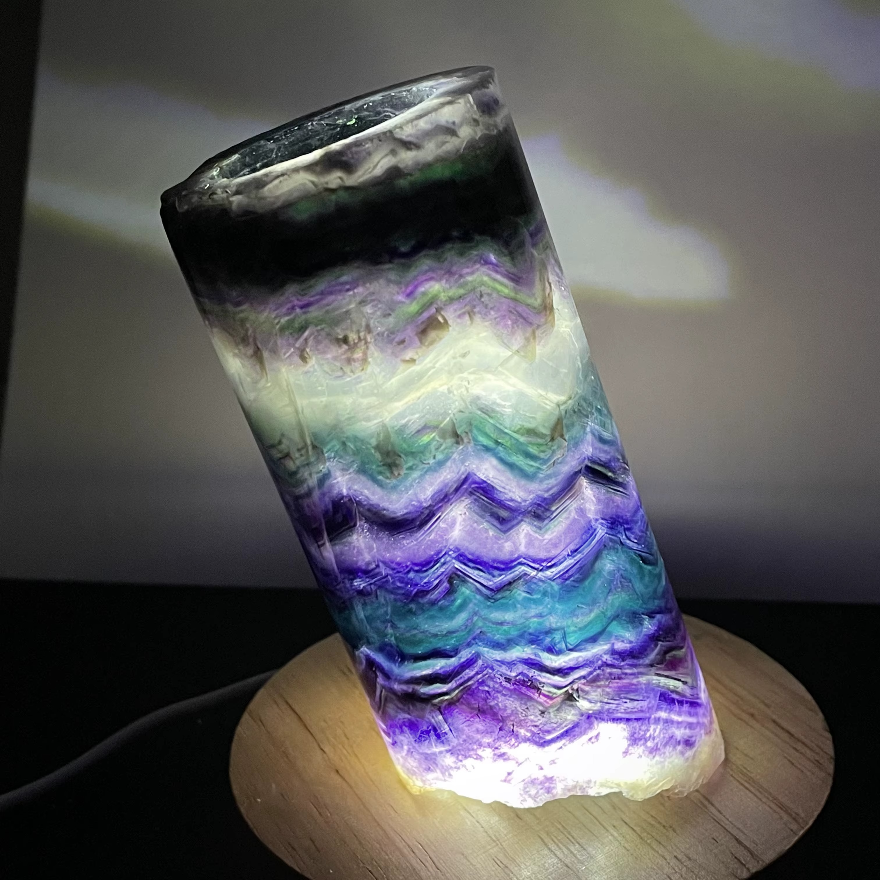 Lampe en Fluorite Arc-en-ciel Naturelle – Élégance Minérale & Énergie Lumineuse
