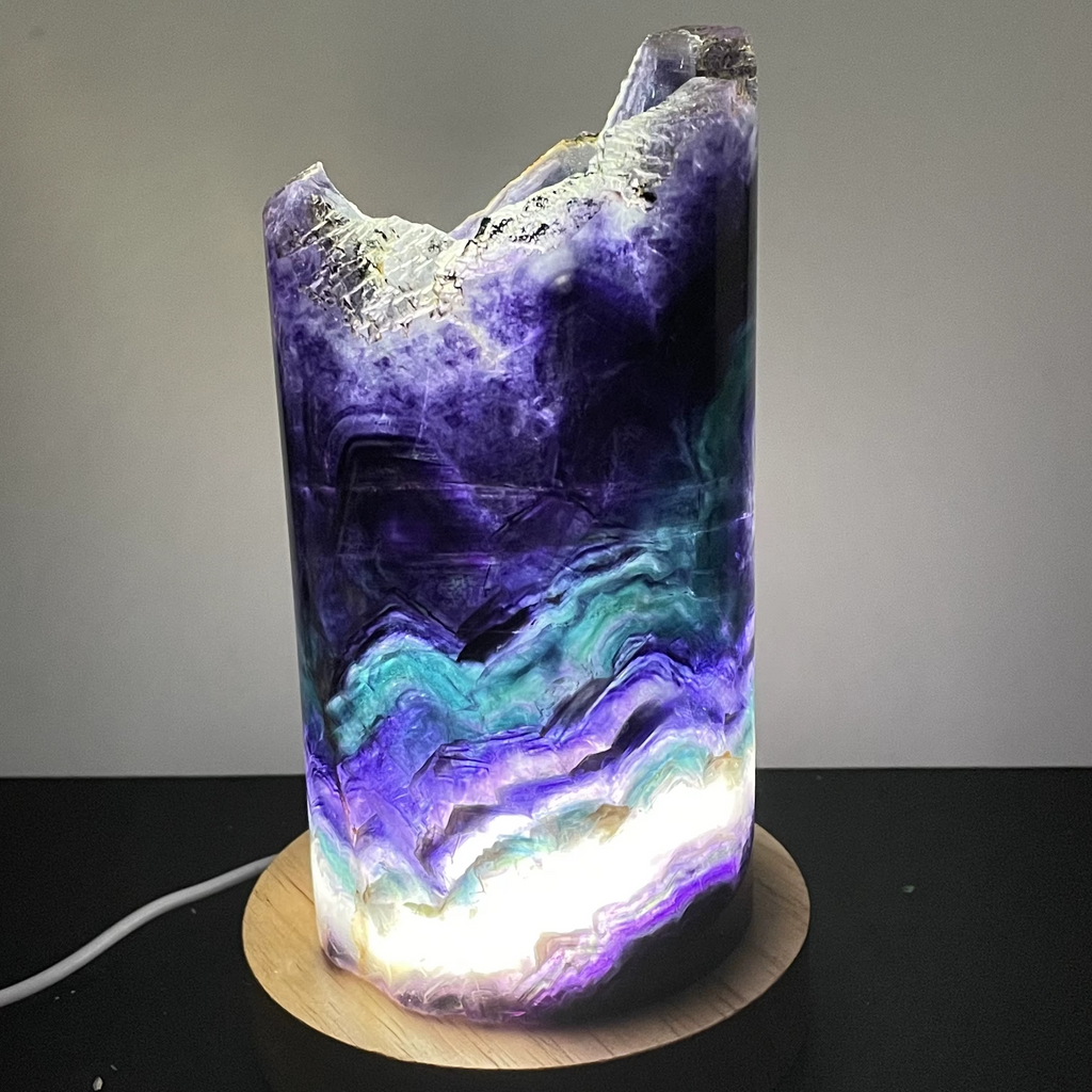 Lampe en Fluorite Arc-en-ciel Naturelle – Élégance Minérale & Énergie Lumineuse
