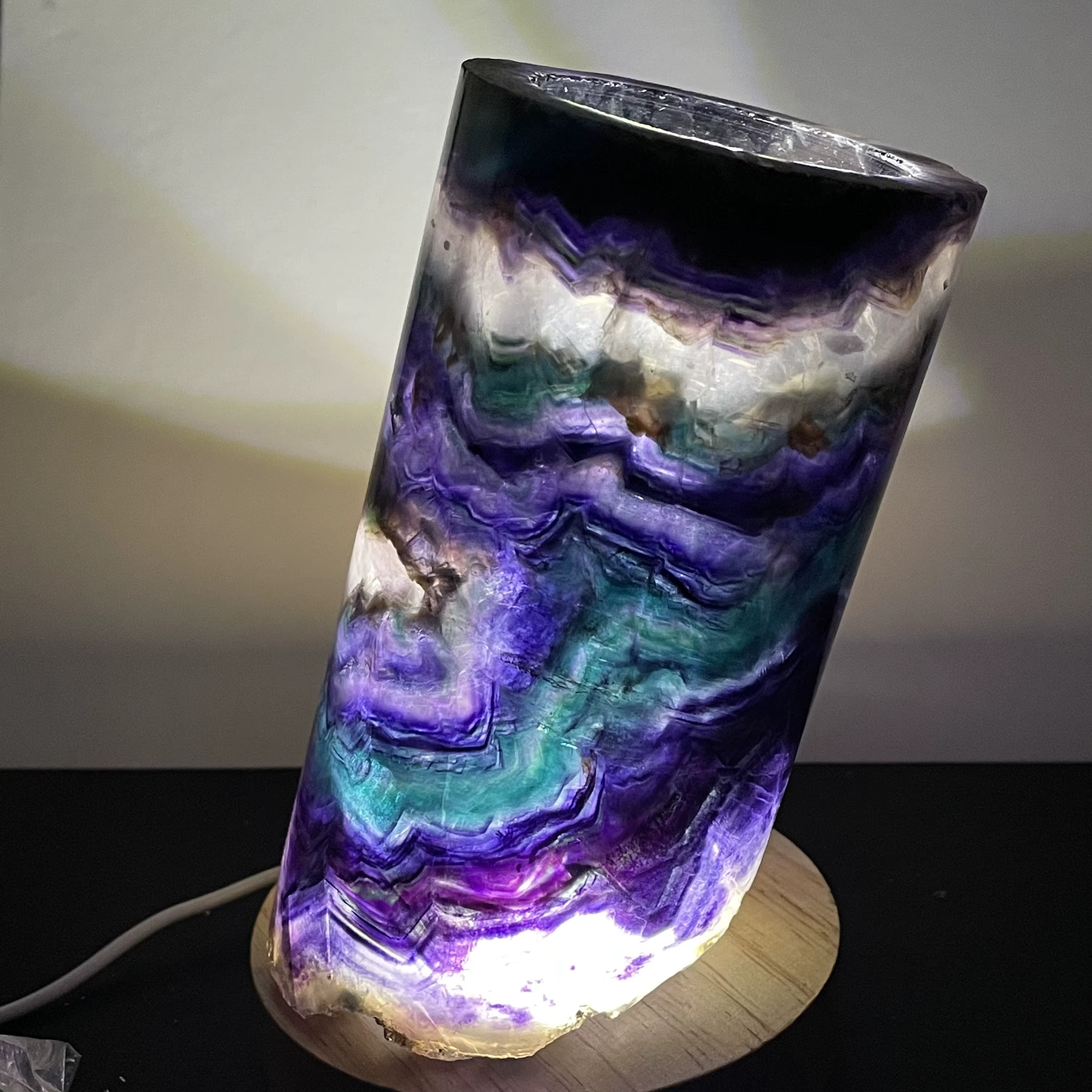 Lampe en Fluorite Arc-en-ciel Naturelle – Élégance Minérale & Énergie Lumineuse