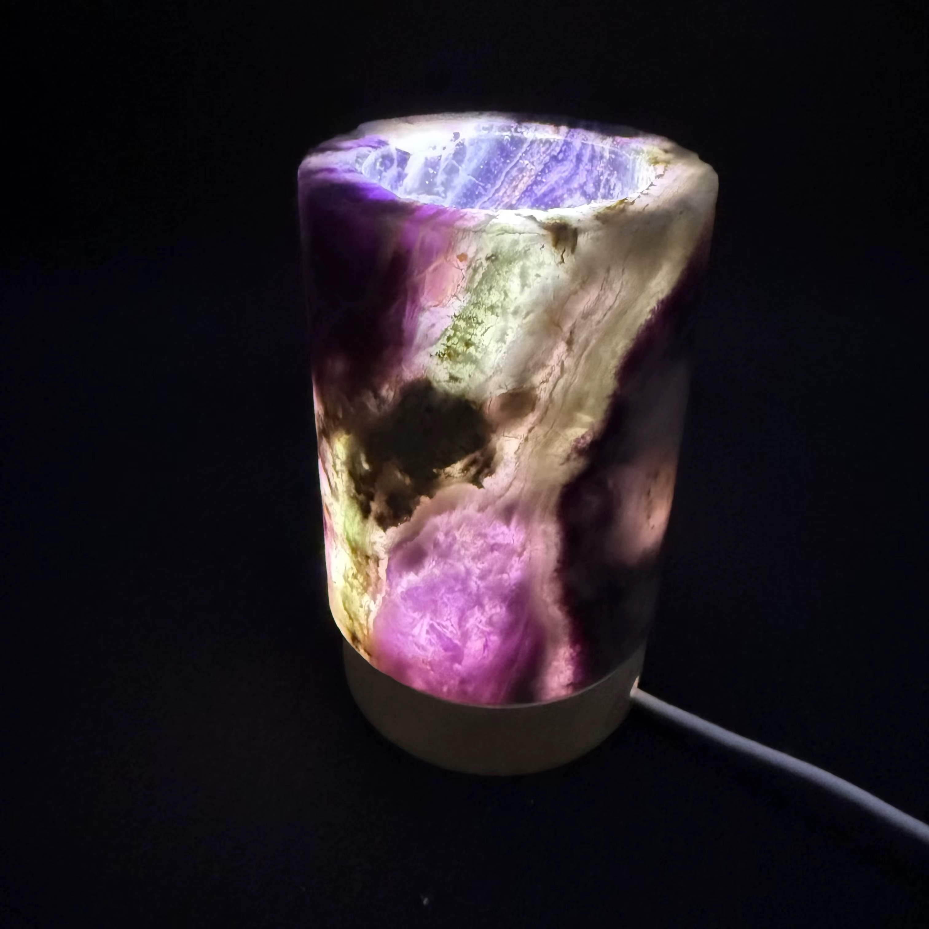 Lampe en Fluorite Arc-en-ciel Naturelle – Élégance Minérale & Énergie Lumineuse