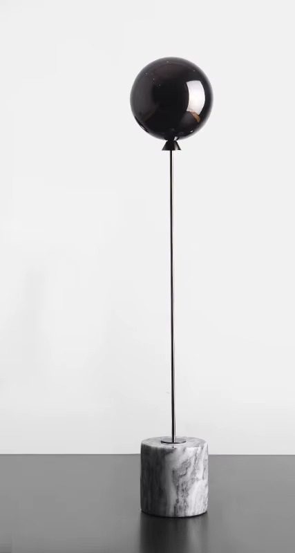 Sculpture de Ballon sur Base en Marbre Naturel – Légèreté Capturée, Élégance Sculptée