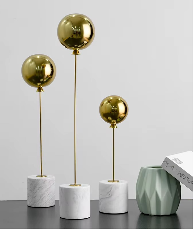 Sculpture de Ballon sur Base en Marbre Naturel – Légèreté Capturée, Élégance Sculptée