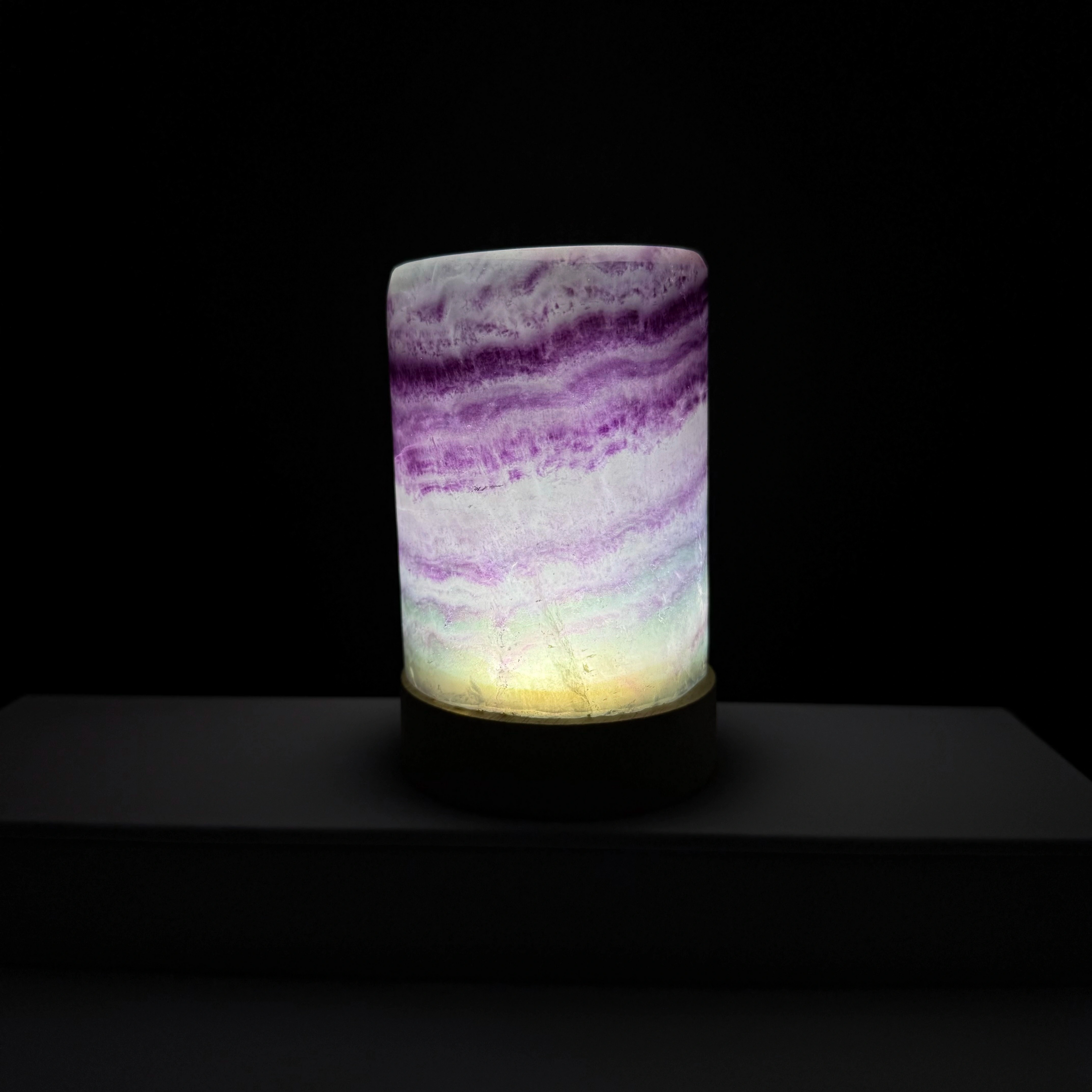 Lampe en Fluorite Arc-en-ciel Naturelle – Élégance Minérale & Énergie Lumineuse