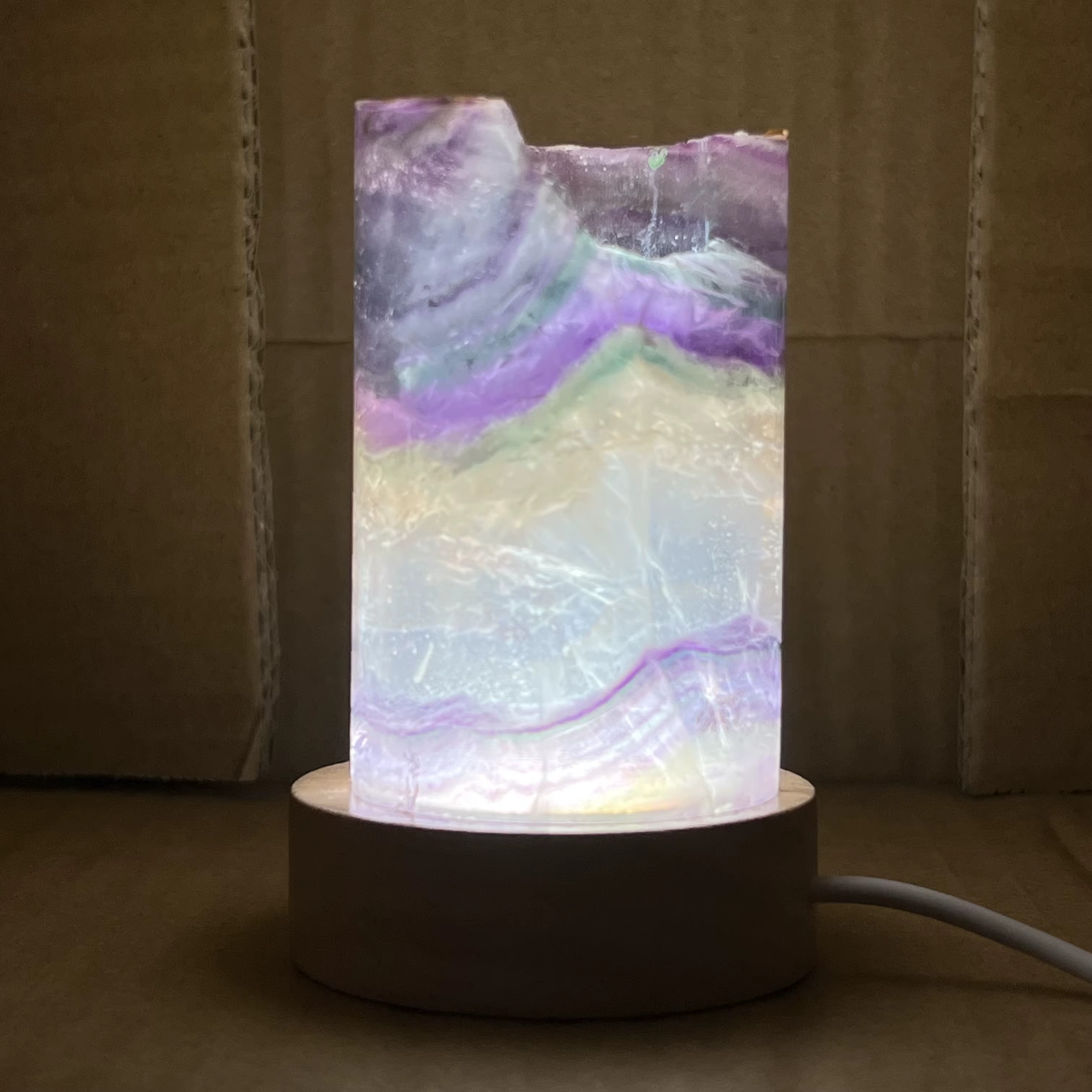 Lampe en Fluorite Arc-en-ciel Naturelle – Élégance Minérale & Énergie Lumineuse