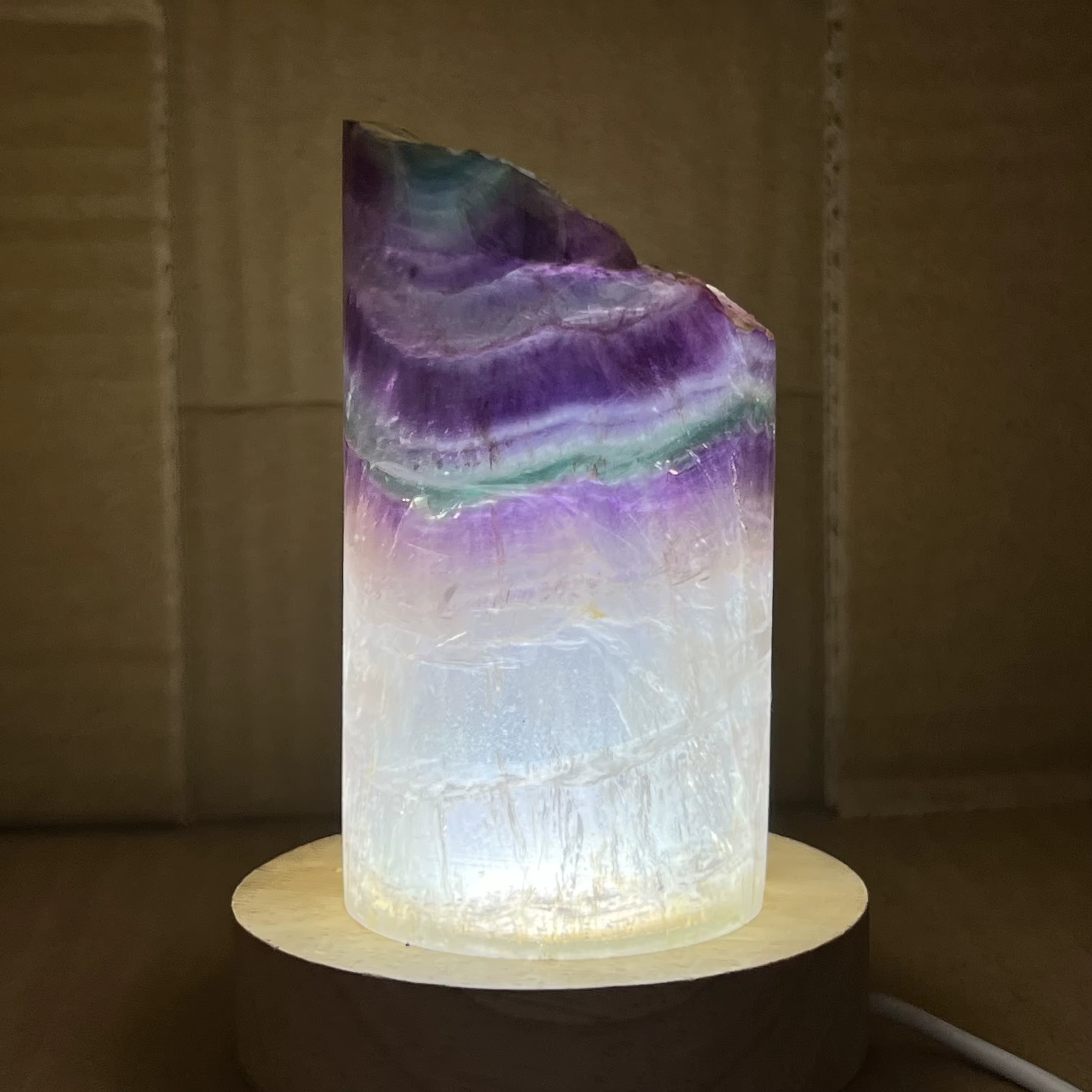 Lampe en Fluorite Arc-en-ciel Naturelle – Élégance Minérale & Énergie Lumineuse