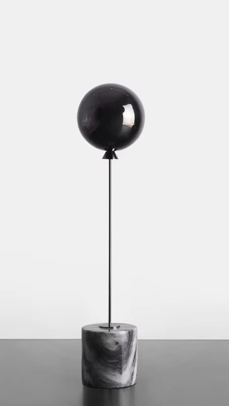 Sculpture de Ballon sur Base en Marbre Naturel – Légèreté Capturée, Élégance Sculptée