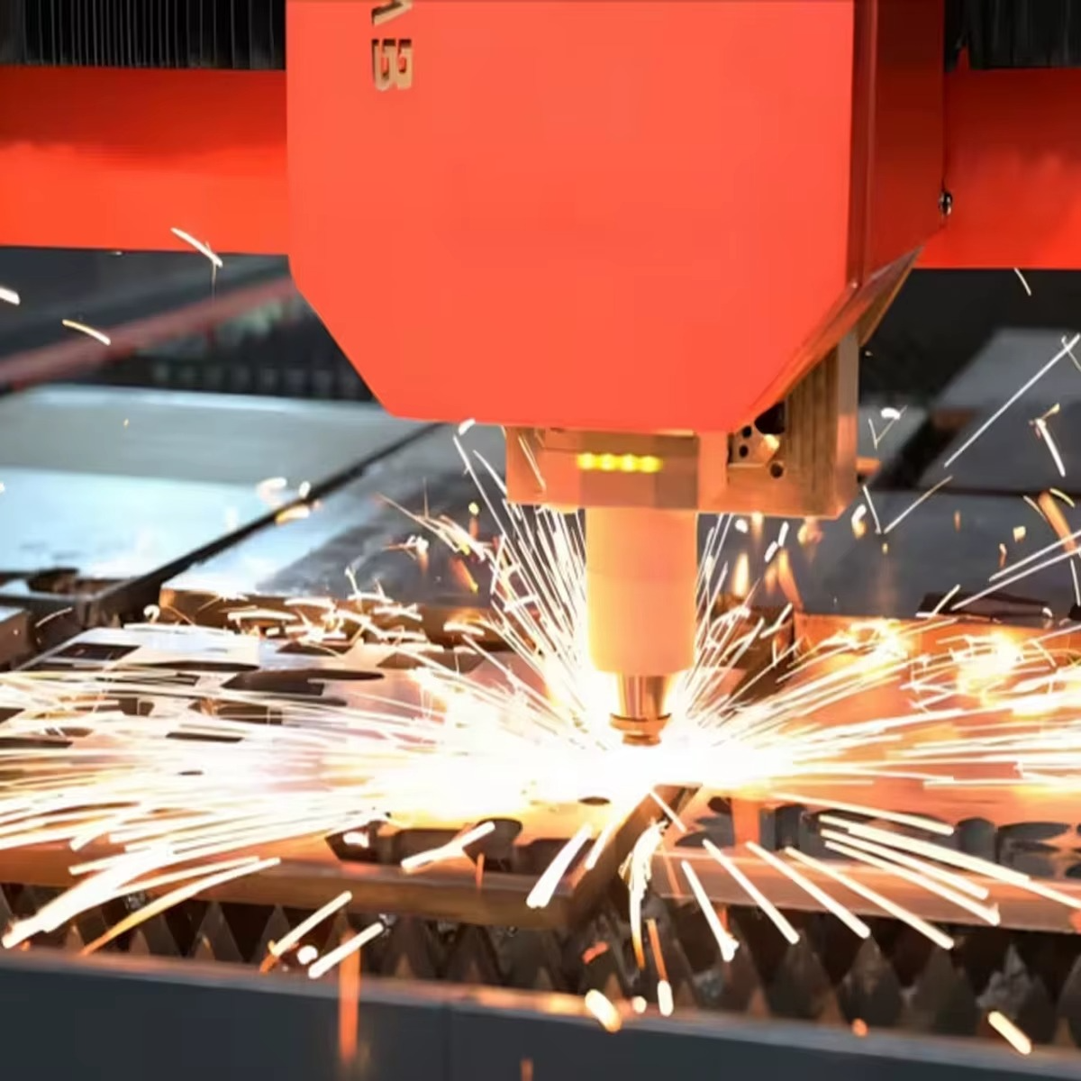 Statue Minimaliste en Fer – Cerf avec Base en Bois