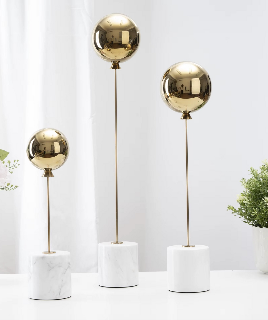 Sculpture de Ballon sur Base en Marbre Naturel – Légèreté Capturée, Élégance Sculptée