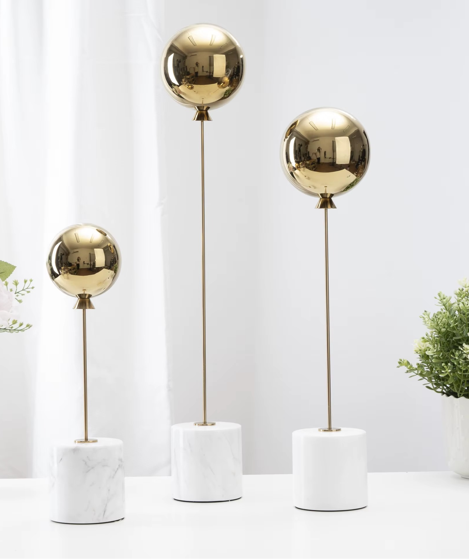 Sculpture de Ballon sur Base en Marbre Naturel – Légèreté Capturée, Élégance Sculptée