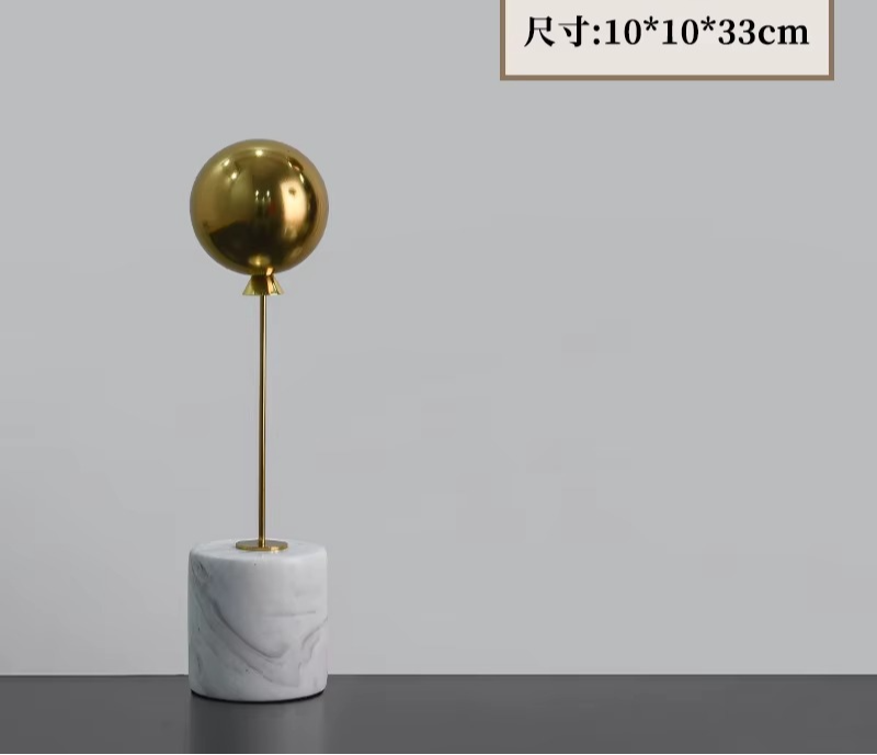 Sculpture de Ballon sur Base en Marbre Naturel – Légèreté Capturée, Élégance Sculptée