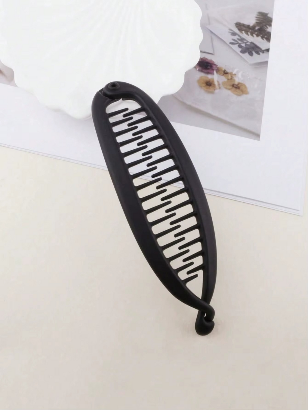 Pince Banane Ambre – Grand Volume & Élégance Française