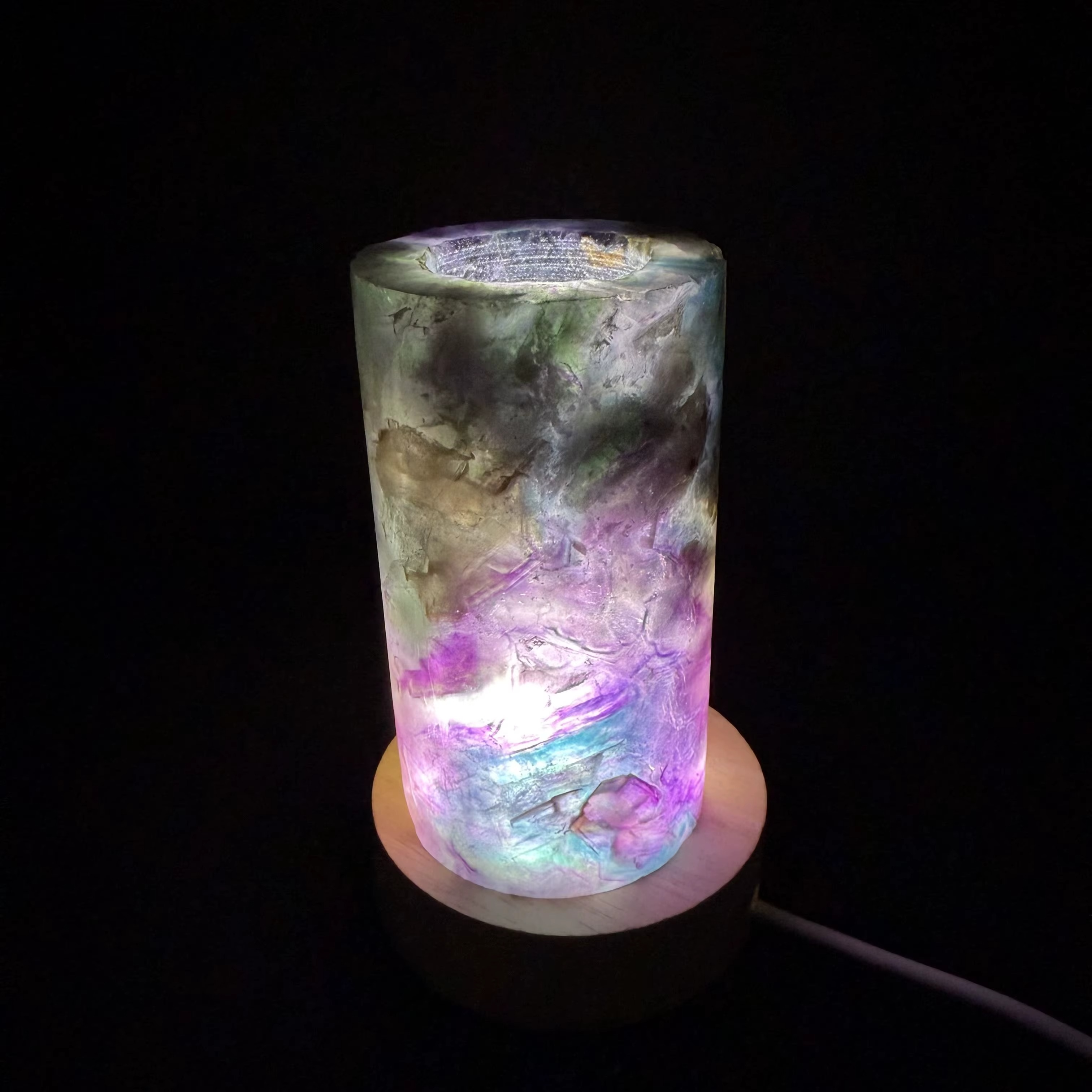 Lampe en Fluorite Arc-en-ciel Naturelle – Élégance Minérale & Énergie Lumineuse