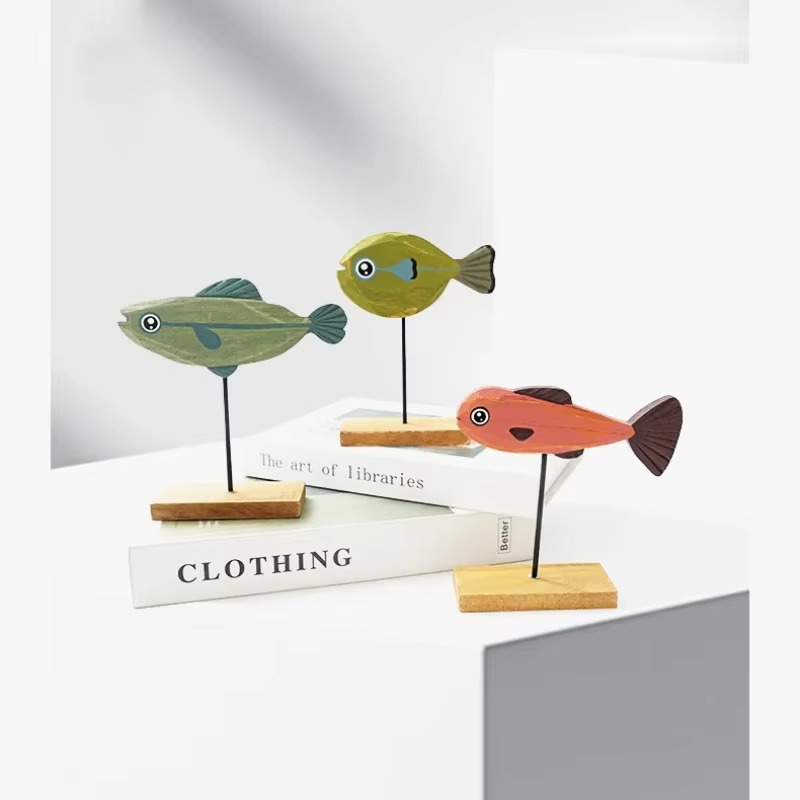 tatue de Poisson en Bois Colorée – Décoration Nordique pour la Maison