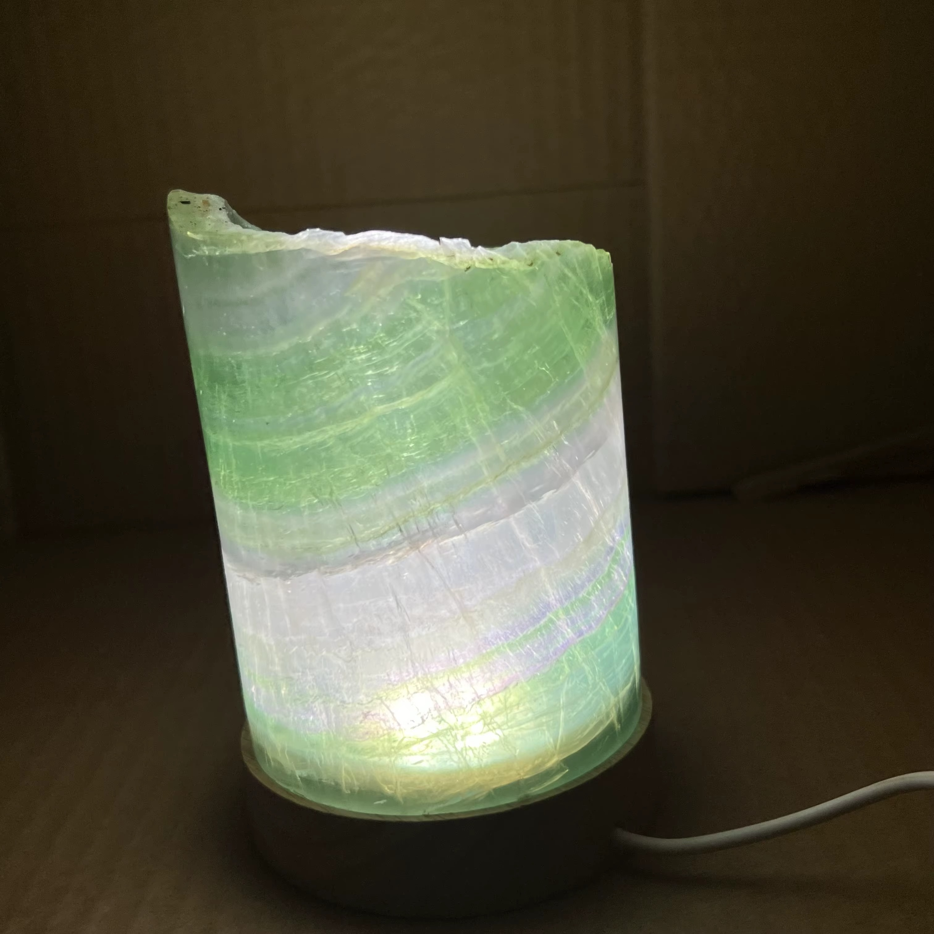 Lampe en Fluorite Arc-en-ciel Naturelle – Élégance Minérale & Énergie Lumineuse