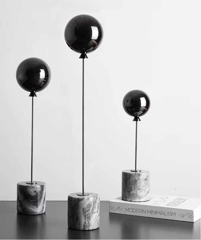 Sculpture de Ballon sur Base en Marbre Naturel – Légèreté Capturée, Élégance Sculptée