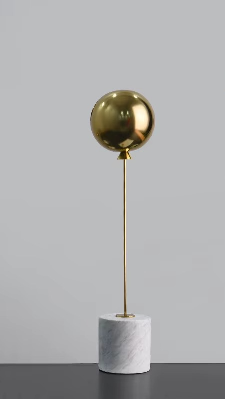 Sculpture de Ballon sur Base en Marbre Naturel – Légèreté Capturée, Élégance Sculptée