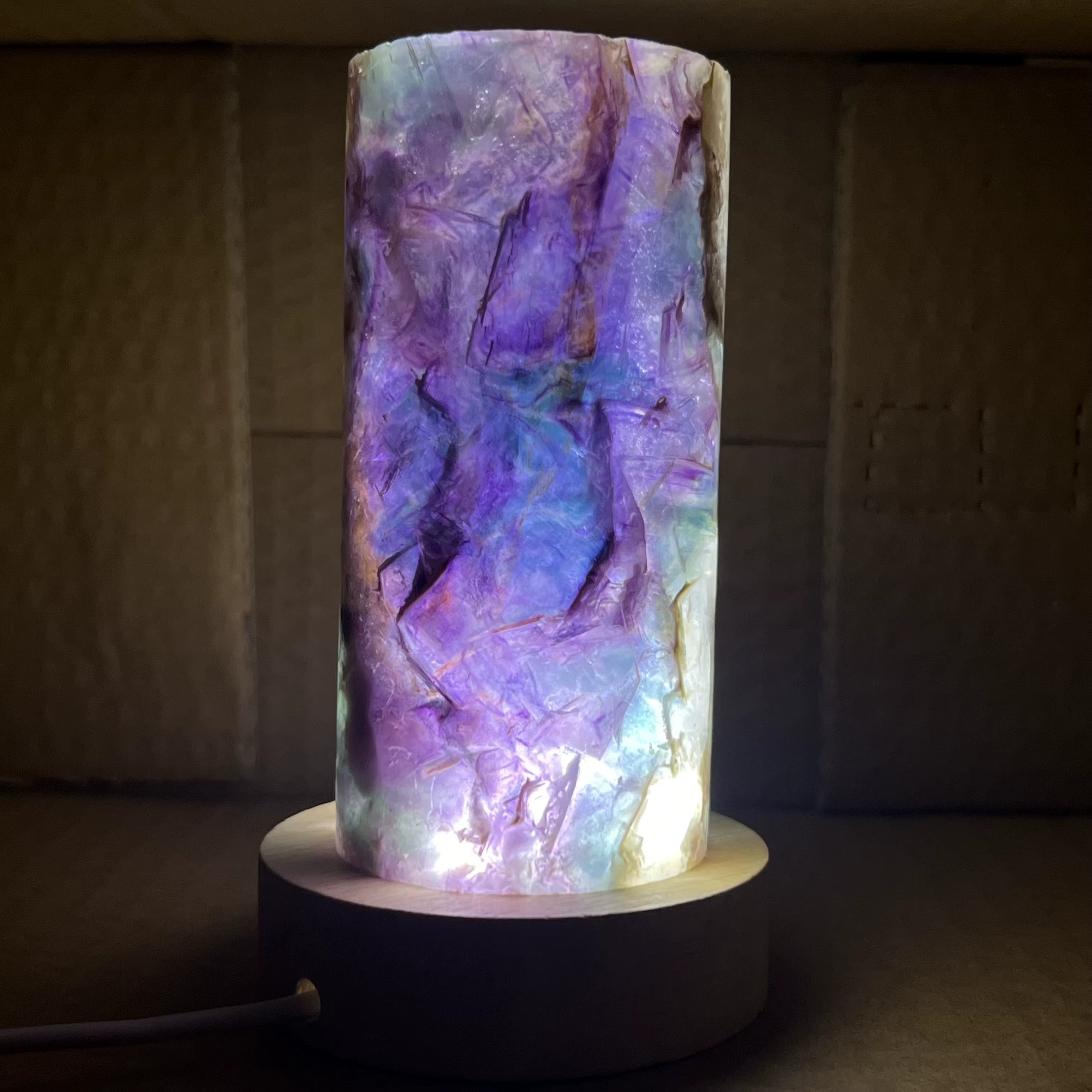Lampe en Fluorite Arc-en-ciel Naturelle – Élégance Minérale & Énergie Lumineuse