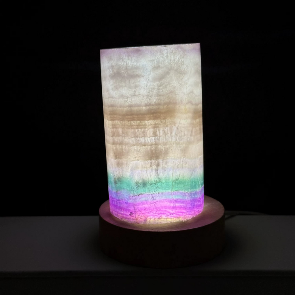 Lampe en Fluorite Arc-en-ciel Naturelle – Élégance Minérale & Énergie Lumineuse