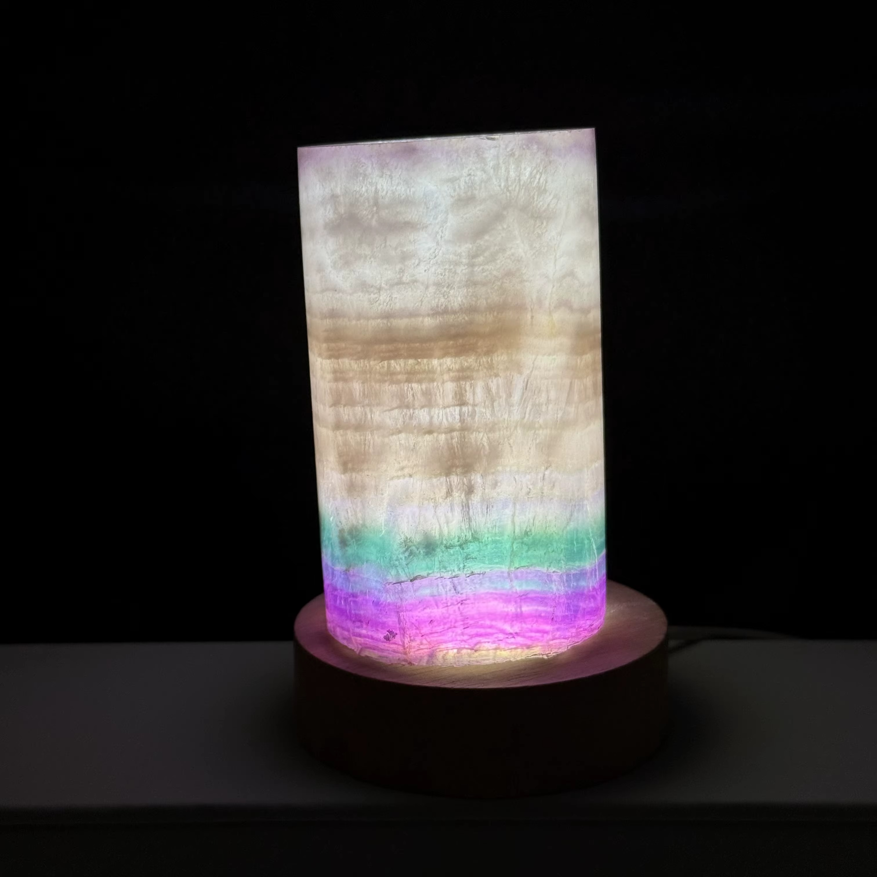 Lampe en Fluorite Arc-en-ciel Naturelle – Élégance Minérale & Énergie Lumineuse