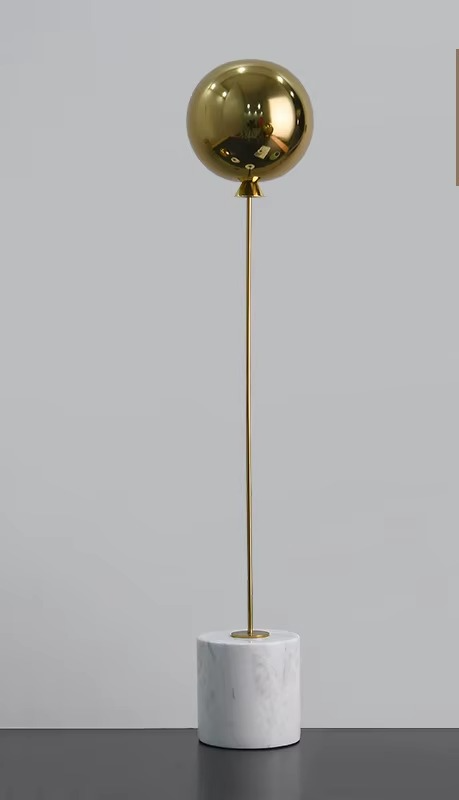 Sculpture de Ballon sur Base en Marbre Naturel – Légèreté Capturée, Élégance Sculptée