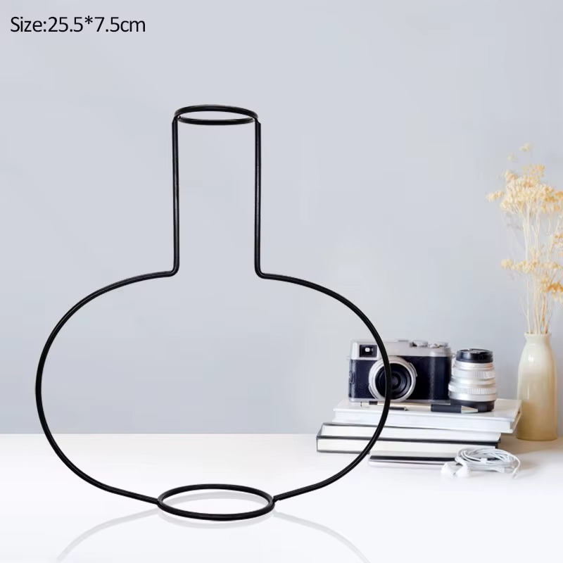 Vase en Fer Rétro – Élégance Sculpturale au Cœur de Votre Décor