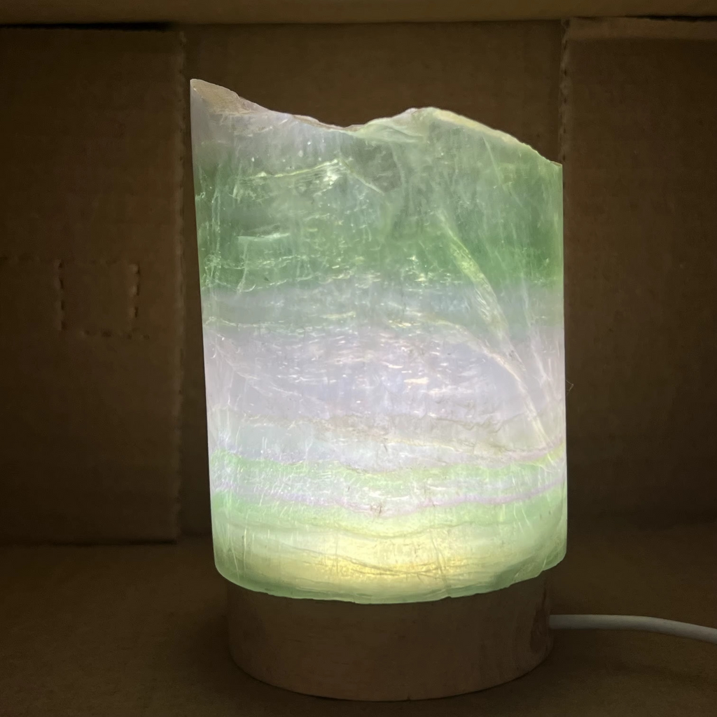 Lampe en Fluorite Arc-en-ciel Naturelle – Élégance Minérale & Énergie Lumineuse