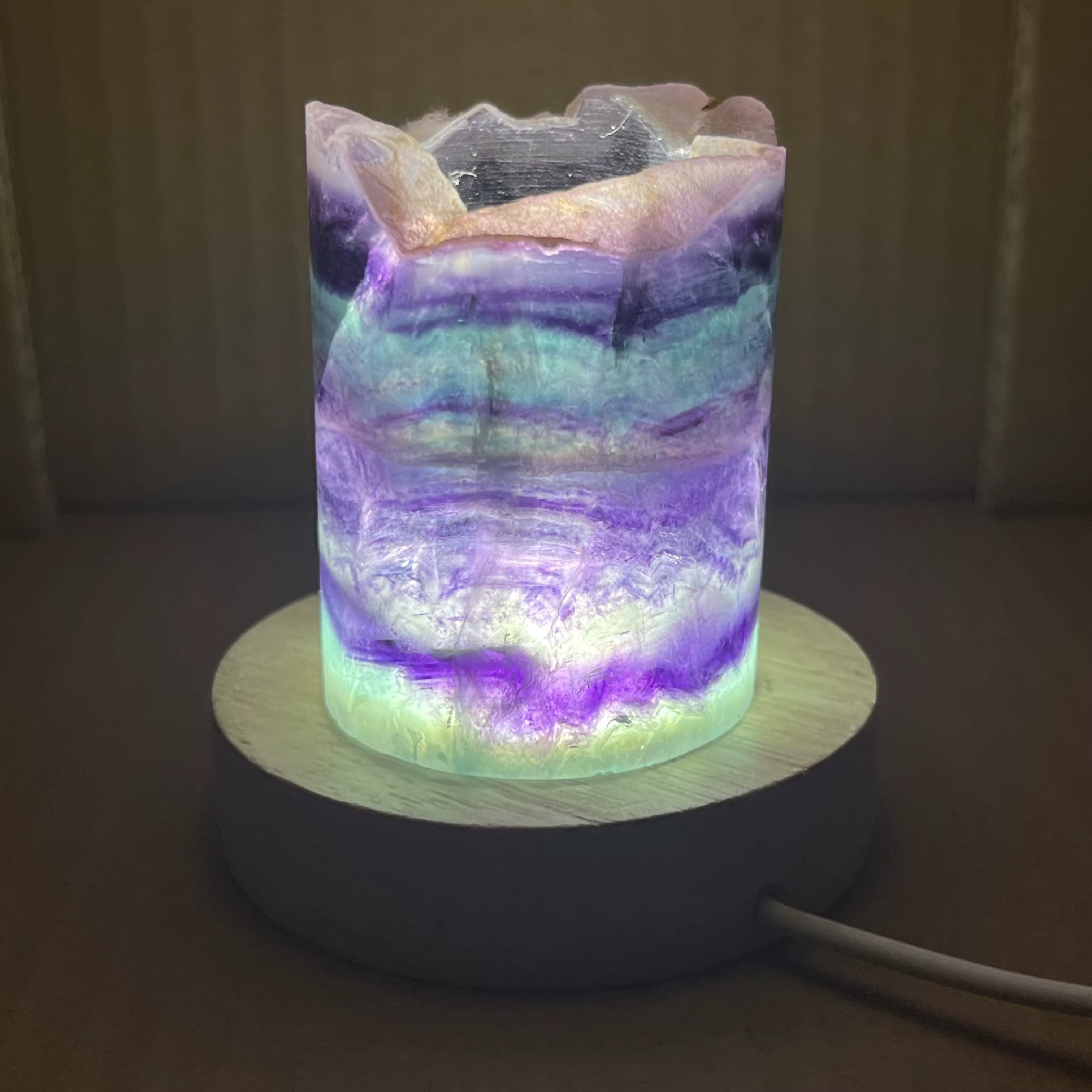 Lampe en Fluorite Arc-en-ciel Naturelle – Élégance Minérale & Énergie Lumineuse