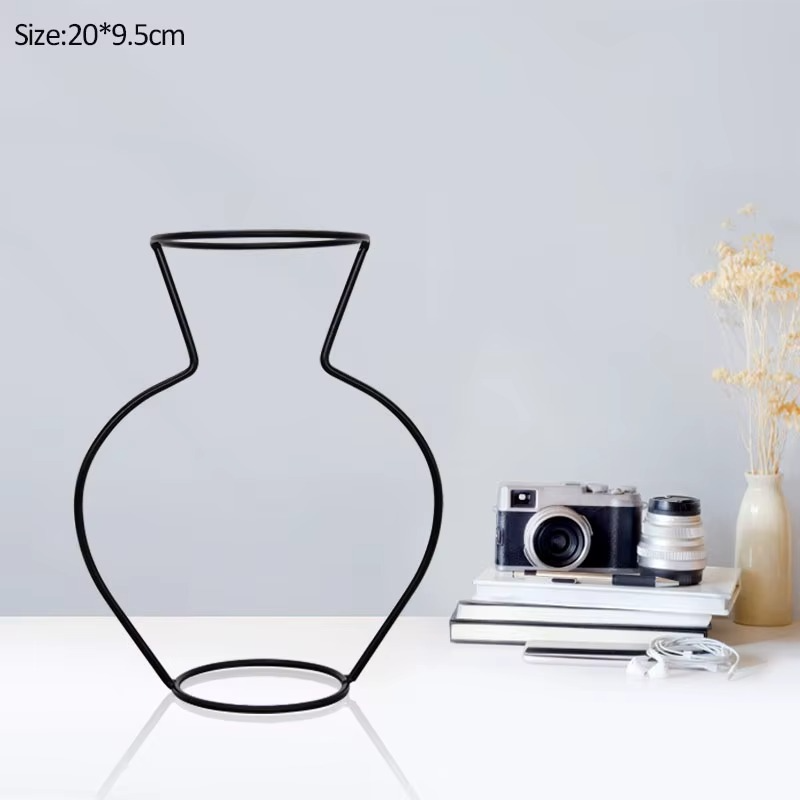 Vase en Fer Rétro – Élégance Sculpturale au Cœur de Votre Décor