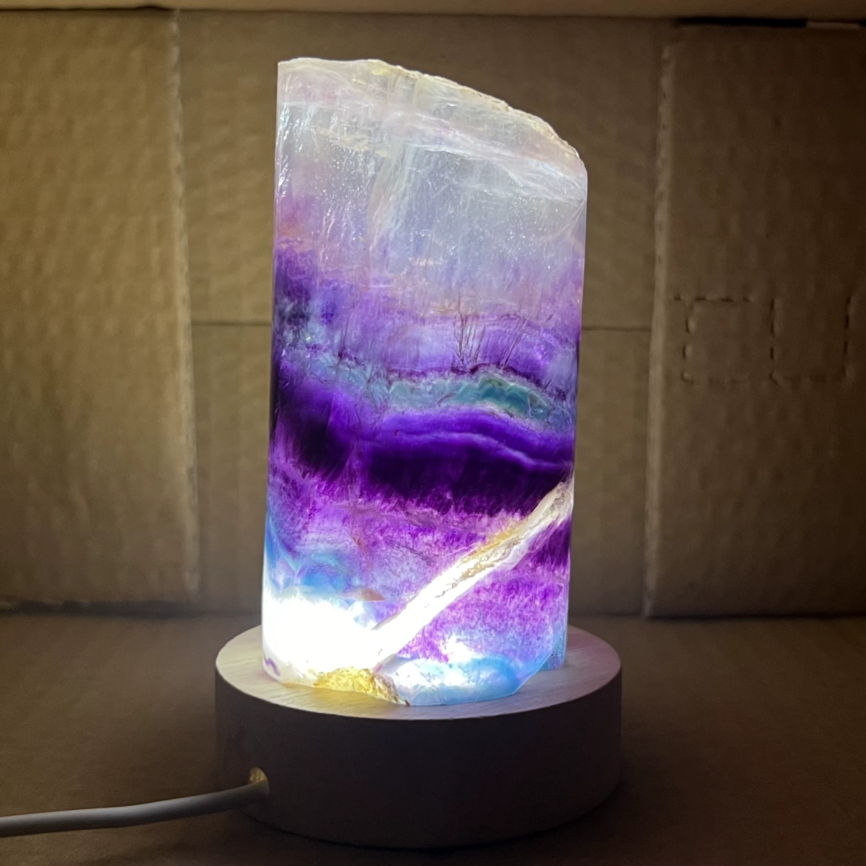 Lampe en Fluorite Arc-en-ciel Naturelle – Élégance Minérale & Énergie Lumineuse