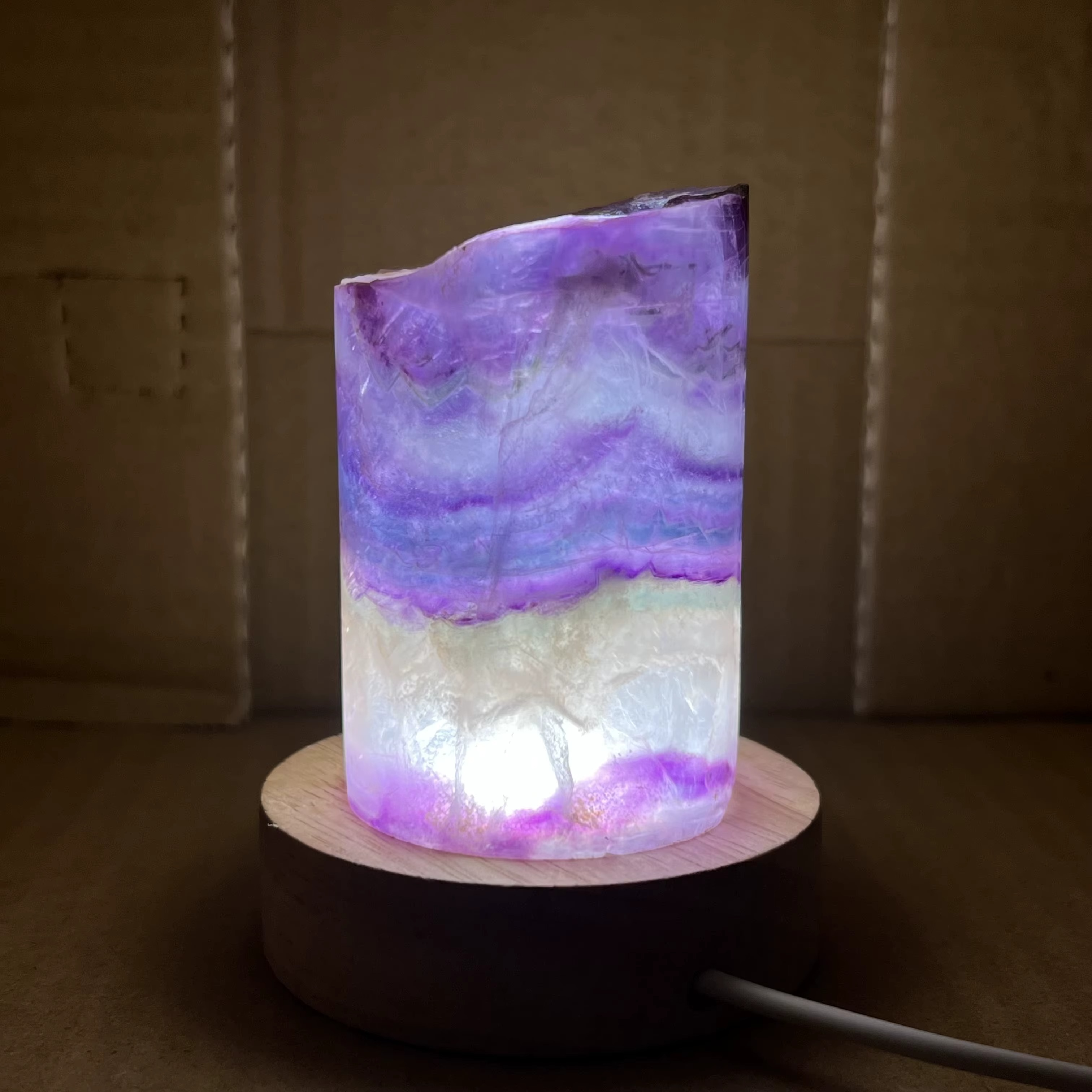 Lampe en Fluorite Arc-en-ciel Naturelle – Élégance Minérale & Énergie Lumineuse